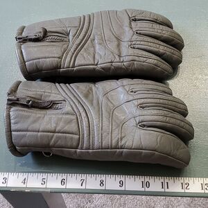 Men's medium gray leather winter gloves.‎ Made by Gordini, size medium.